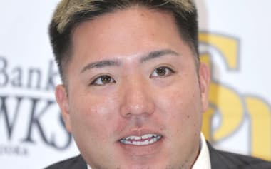 契約更改を終え、記者会見するソフトバンクの山川(3日、みずほペイペイドーム)=共同