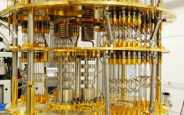 理化学研究所の量子コンピューター実験装置＝理化学研究所提供・共同