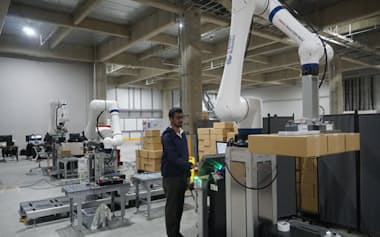 段ボール箱を効率的に積み上げるロボットシステム「Palletizy」を取引先のライン向けに最終調整する(11月、茨城県つくば市)
