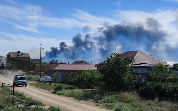 クリミア半島にあるロシア軍の航空基地周辺で起きた爆発（9日）=ロイター