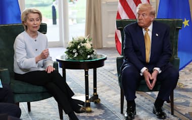 フォンデアライエン欧州委員長㊧はトランプ大統領と英スコットランドで会談した後、米国との貿易合意を発表した(7月)=ロイター