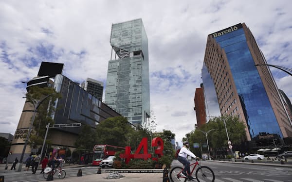 学生失踪事件に関するモニュメント(20日、メキシコシティ)=AP