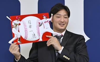 契約更改し、ポーズをとる広島・床田(4日、マツダスタジアム)=共同