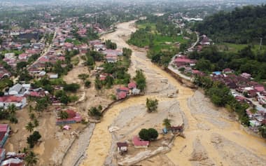 豪雨による洪水の被害を受けたインドネシア・スマトラ島の集落(11月30日、西スマトラ州)=ロイター