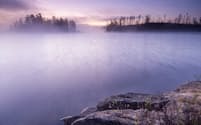 米国ミネソタ州サガナガ湖の湖面にただよう霧が、朝日を受けてピンクや紫色に染まる。サガナガ湖は、歴史的に重要な先住民の交易路「ボーダー・ルート」の一部だ（PHOTOGRAPH BY BRYAN HANSEL）