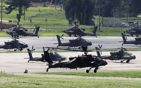 米韓両軍の「乙支フリーダムシールド」の事前演習が始まった16日、多くのヘリコプターが駐機する韓国・平沢市の米軍基地キャンプ・ハンフリー＝聯合・共同