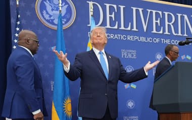 4日、ワシントンで開いた和平合意の署名式に出席したルワンダのカガメ大統領㊨、トランプ氏㊥、コンゴ民主共和国のチセケディ大統領=AP