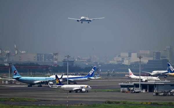 羽田空港の現行ルートでは都心部上空を通過するケースもあり、地域住民の懸念も根強い