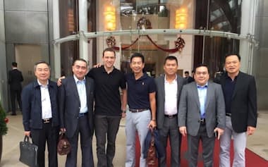 2014年、シンガポールで南アフリカの実業家ベン・スミス氏(左から3人目)らと記念撮影するアヌティン氏(右端)