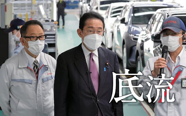 トヨタ自動車の元町工場を視察する岸田文雄首相（中）。左は同社の豊田章男社長（６月、愛知県豊田市）