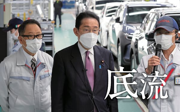 トヨタ自動車の元町工場を視察する岸田文雄首相(中)。左は同社の豊田章男社長(6月、愛知県豊田市)