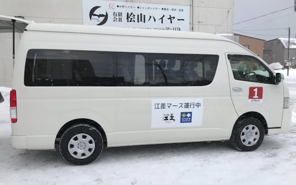 デマンド交通実験には最大9人乗りの車両を使う（22年2月、北海道江差町）