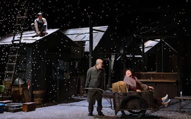 日韓国交正常化60周年記念公演「焼肉ドラゴン」は韓国でも14年ぶりに公演された=新国立劇場提供。撮影は宮川舞子