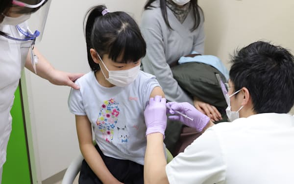 ５～11歳の新型コロナウイルスワクチン接種は２月に始まった（３月、愛知県豊明市）