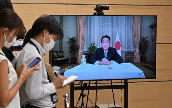 新型コロナウイルスに感染し、オンラインで記者の質問に答える岸田首相（22日午後、首相官邸）