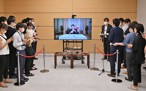 新型コロナウイルスに感染し、オンラインで記者の質問に答える岸田首相（22日午後、首相官邸）
