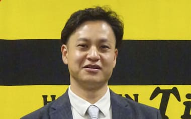 契約更改し、記者会見する阪神・大竹(5日、兵庫県西宮市)=共同