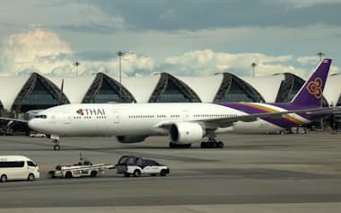 スワンナプーム国際空港に駐機するタイ航空の機体(9月、バンコク郊外)=小林健撮影