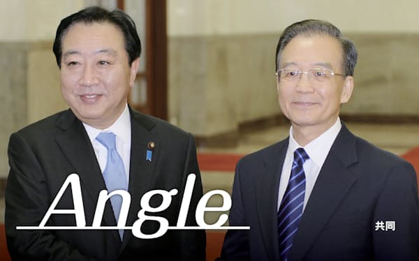 2011年12月、国債の持ち合いに合意した日本の野田佳彦首相㊧と中国の温家宝首相（いずれも当時、北京の人民大会堂）＝共同