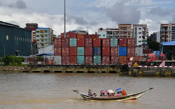 ヤンゴン港は河川港で大型船が入れない（2017年、ヤンゴン市内の港湾施設）