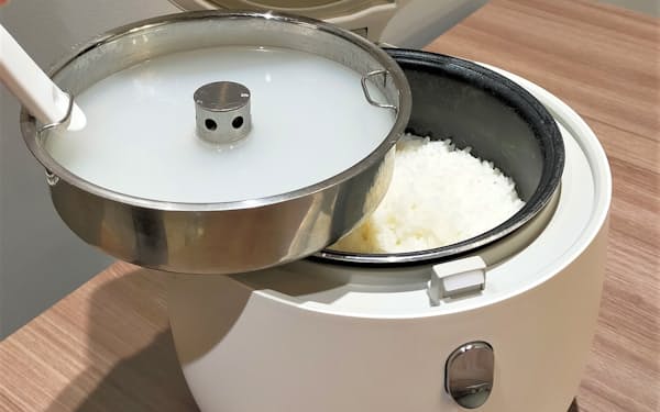 アイネクスの炊飯器は内釜にはめるトレーで糖質を含んだ水を回収する