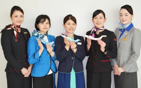 大手航空会社の系列を超えて利用促進に取り組む（左から順にJAL、天草エアライン、オリエンタルエアブリッジ、日本エアコミューター、ANAの客室乗務員）