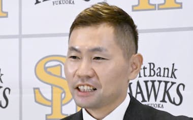 契約更改し、記者会見するソフトバンク・中村(5日、みずほペイペイドーム)=共同