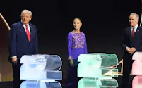サッカーW杯の抽選会に出席した3首脳(左からトランプ氏、シェインバウム氏、カーニー氏)=AP