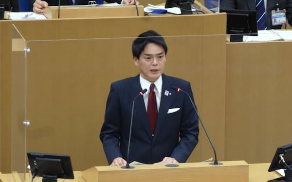 横浜市議会の本会議で答弁する山中市長（2021年12月）