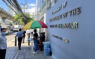 バンコクの在外投票初日の朝、会場前は閑散としていた(6日、在タイ・ミャンマー大使館)