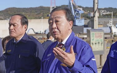 大分市で記者団の取材に答える立憲民主党の野田代表(右、6日午前)=共同