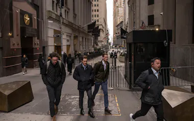 米国の雇用は堅調な状態が続いている一方で、先行きについては悲観的な見方がなお根強い=AP