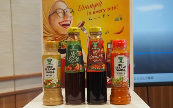 マレーシアで販売を始めたドレッシングや和風調味料（24日、県庁）