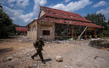 タイとカンボジアの戦闘が再び本格化しつつある(写真は8月初旬、タイ側の攻撃で破壊されたカンボジア国境の建物)=ロイター
