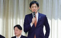 自民党の外交・安保の合同会議で発言する小林政調会長。左は安全保障調査会の小野寺会長(8日午前、党本部)