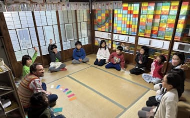 湘南ホクレア学園では子どもたちが対話しながらその日の取り組みを決めていく(8日、神奈川県藤沢市)