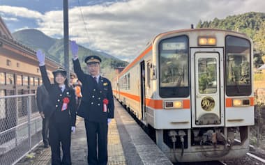 伊勢奥津駅を出発する名松線の開業90周年記念列車(7日、津市)