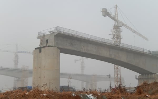 地方政府のインフラ投資拡充を景気底上げの柱に位置づける（2019年、河南省の高速鉄道建設現場）