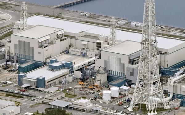 新潟県の東京電力柏崎刈羽原発の6号機（右）と7号機（2021年4月）＝共同