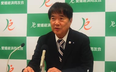 記者会見する大西代表幹事(8日、松山市)