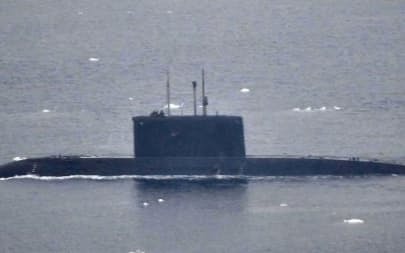 宗谷海峡を通過するロシア海軍の潜水艦＝防衛省統合幕僚監部提供