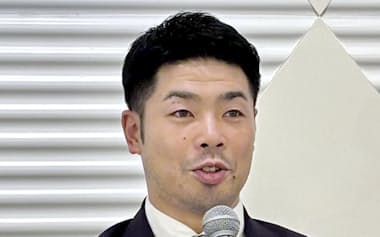 日本プロ野球選手会の新会長に就任し記者会見するソフトバンクの近藤健介(8日、大阪市)=共同