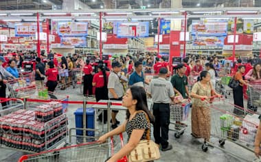 最大都市ヤンゴンでは旺盛な消費の一方でインフレが生計を圧迫する(10月、タイ系の会員制卸売店チェーン「マクロ」の新店舗)