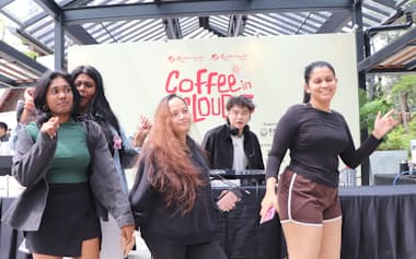 マレーシアのホテルで開かれたコーヒーのイベントで踊る女性たち(11月、中部パハン州)