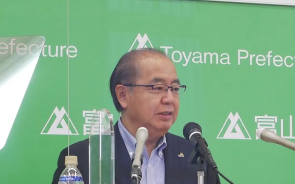 新田知事は認定企業に女性活躍や働き方改革の推進を求めた（２５日、富山県庁）