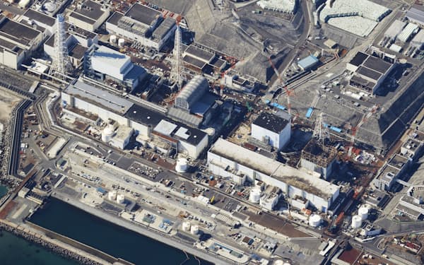 デブリの取り出しが再び延期となった東京電力福島第1原子力発電所＝2月、共同