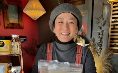 山崎さんは「見た目も楽しい商品を届けたい」と話す(神奈川県秦野市)