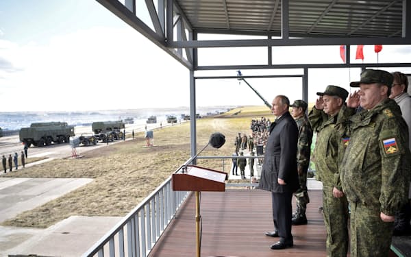 ２０１８年９月、極東で軍事演習を見守るプーチン・ロシア大統領（中央）＝ロイター