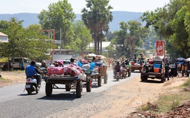 タイとの戦闘地域から避難するカンボジア住民ら(8日、カンボジア北部ウッドーミアンチェイ州)=ロイター