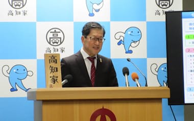 12月補正予算案の追加提案を発表する浜田省司知事(9日、高知県庁)